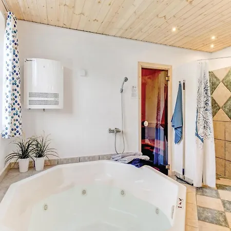 펜션 Four-bedroom Holiday In