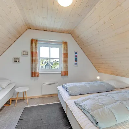 Four-bedroom Holiday In 펜션